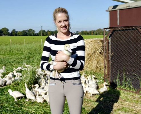 Lena-Marie mit jungen Enten