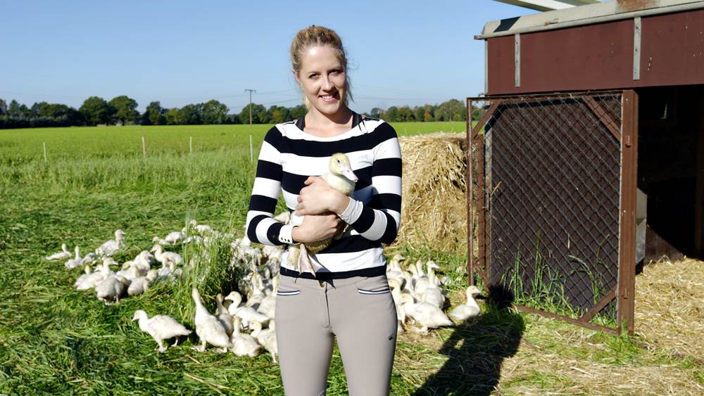 Lena-Marie mit jungen Enten
